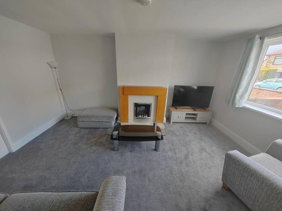 Cosy Brighouse 3 Bed House-Great For Contractors Apartamento Exterior foto