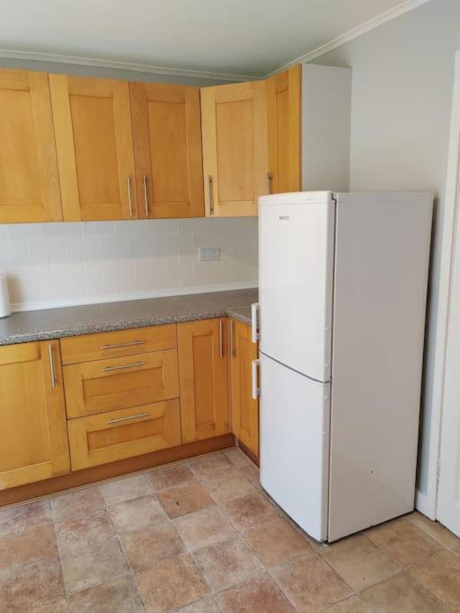 Cosy Brighouse 3 Bed House-Great For Contractors Apartamento Exterior foto