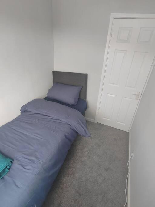 Cosy Brighouse 3 Bed House-Great For Contractors Apartamento Exterior foto
