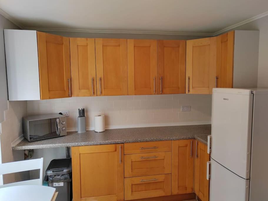 Cosy Brighouse 3 Bed House-Great For Contractors Apartamento Exterior foto