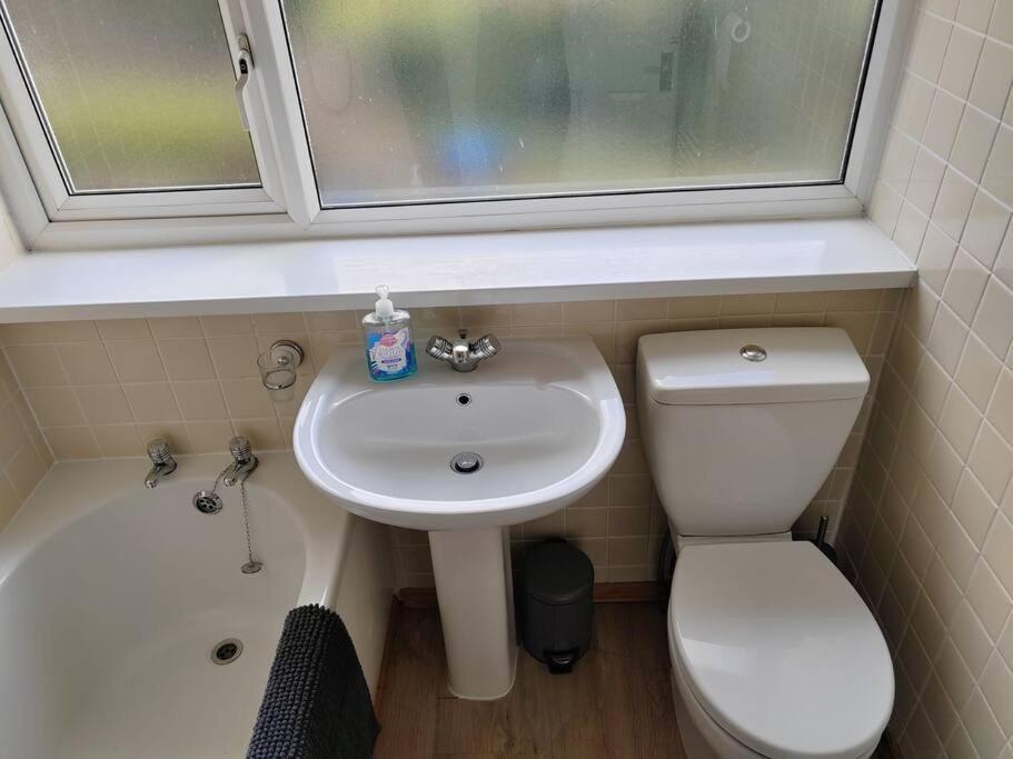 Cosy Brighouse 3 Bed House-Great For Contractors Apartamento Exterior foto