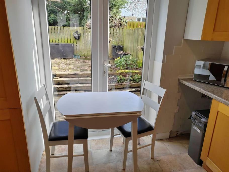 Cosy Brighouse 3 Bed House-Great For Contractors Apartamento Exterior foto