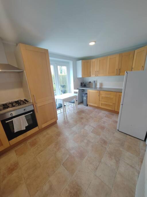 Cosy Brighouse 3 Bed House-Great For Contractors Apartamento Exterior foto