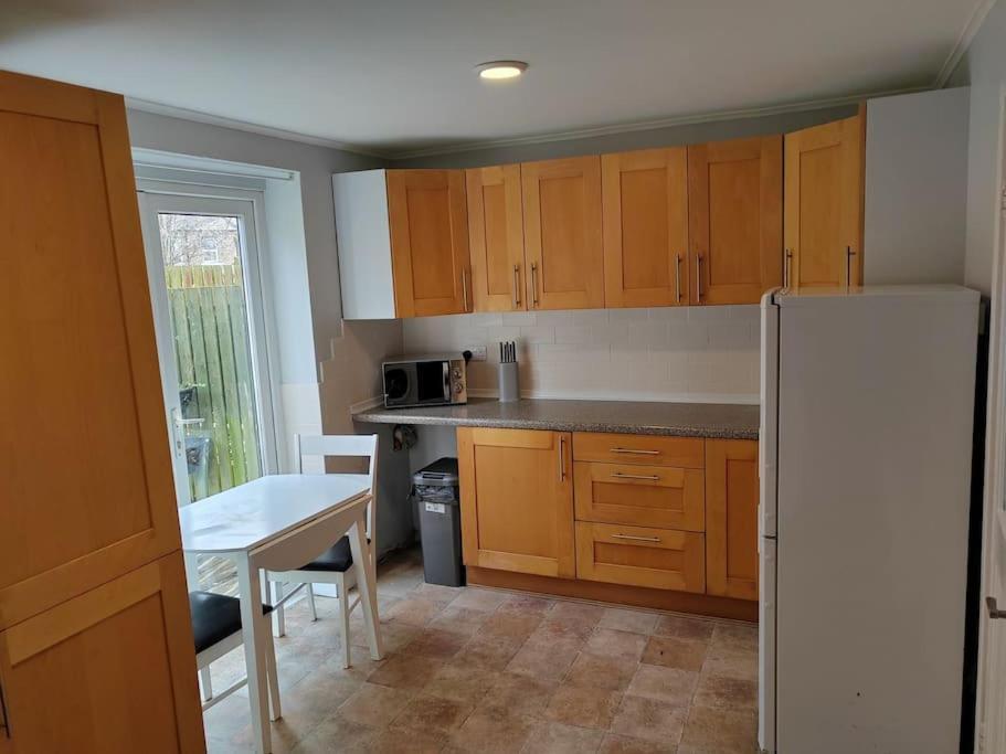 Cosy Brighouse 3 Bed House-Great For Contractors Apartamento Exterior foto