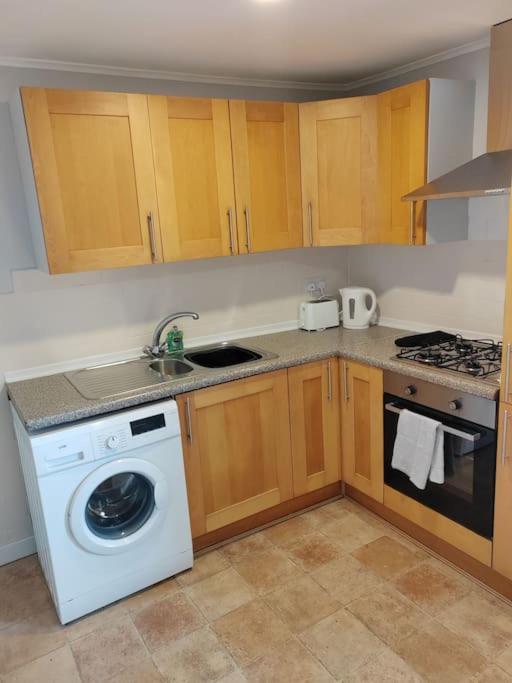 Cosy Brighouse 3 Bed House-Great For Contractors Apartamento Exterior foto