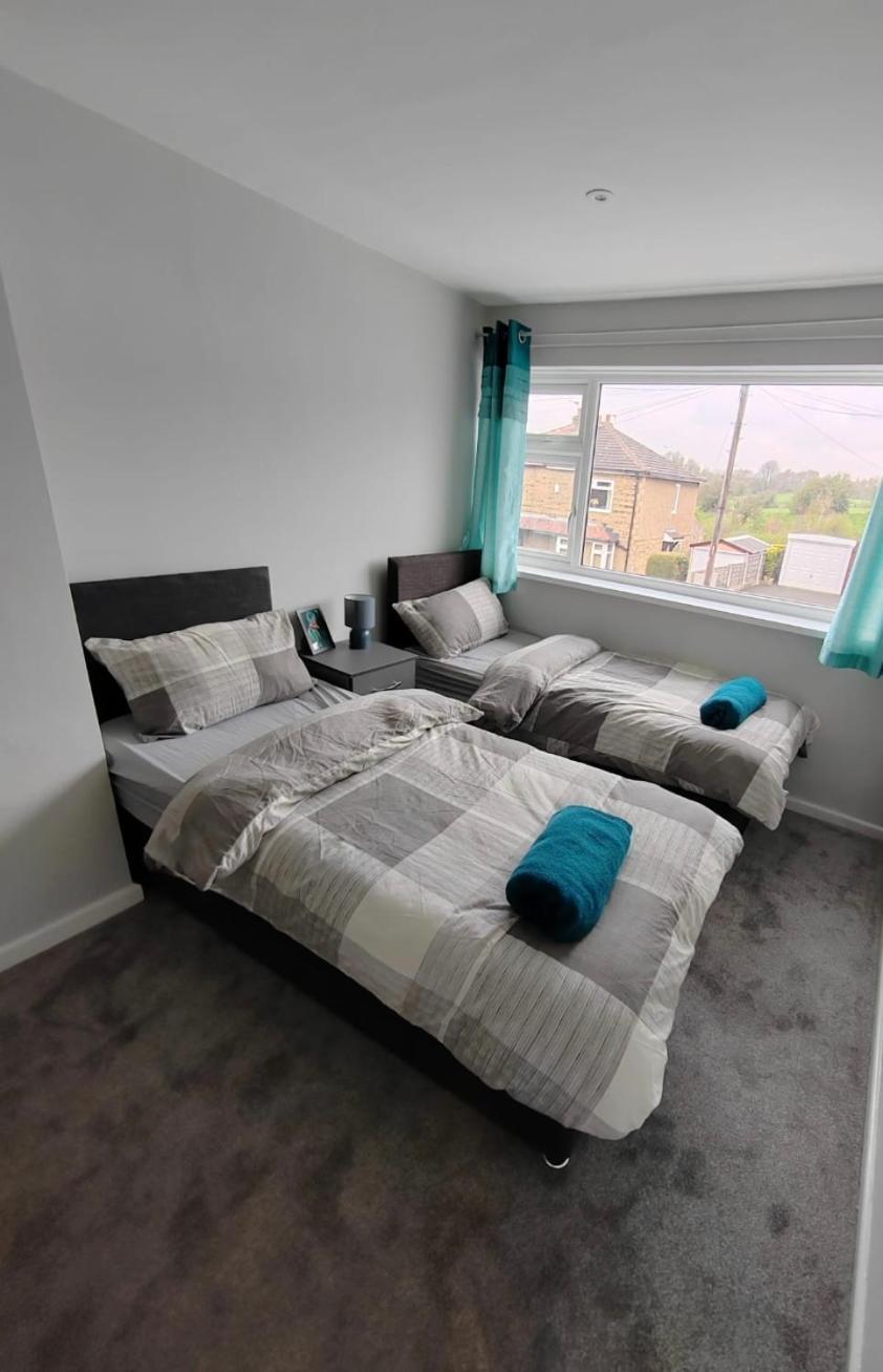 Cosy Brighouse 3 Bed House-Great For Contractors Apartamento Exterior foto